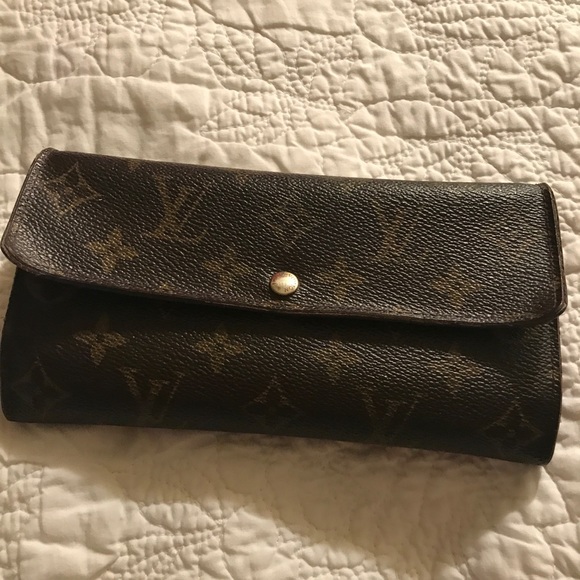 Louis Vuitton - Picture 2 of 5